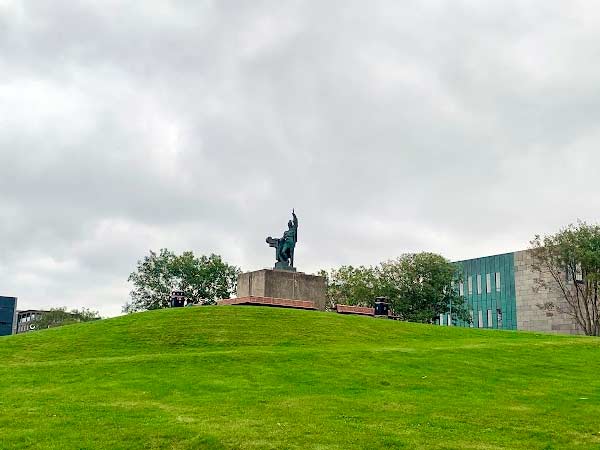 Colina de Arnarholl coronada con la estatua de Ingólfr Arnarson